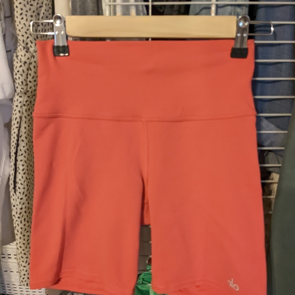 Alo yoga biker shorts strawberry small - Picture 4 of 4